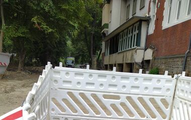 Baugrube mit Gasrohr und Absperrung.