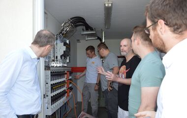 Gemeinsam schauen sich Fachleuten die Pilotanlage an.