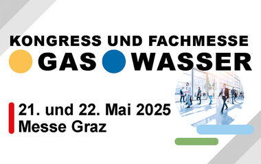 Besucher erkunden eine Messehalle mit Ausstellern und Displays.