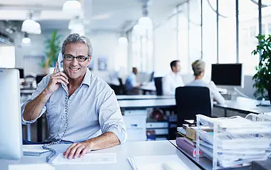 e-netz-Mitarbeiter im Kundenservice am Telefon im Büro