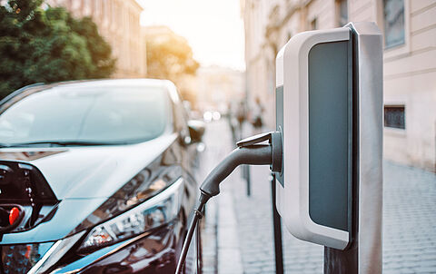 Aufladen der Elektroautobatterie auf der Straße