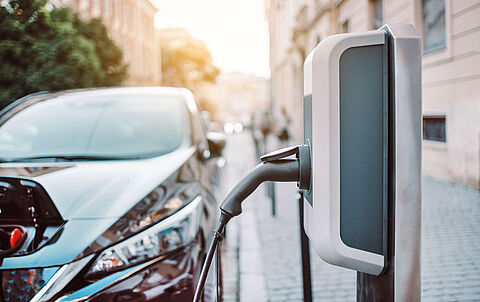 Aufladen der Elektroautobatterie auf der Straße