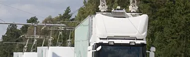 LKWs werden auf einer Autobahn über Oberleitungstechnik direkt mit Energie versorgt.