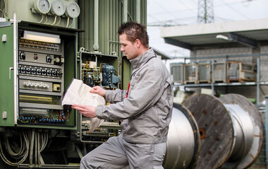 e-netz-Monteur überprüft eine Transformatorenstation