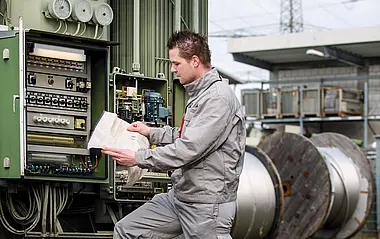 e-netz-Monteur überprüft eine Transformatorenstation