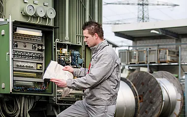 e-netz-Monteur überprüft eine Transformatorenstation
