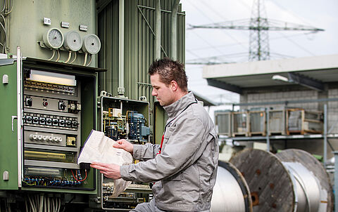 e-netz-Monteur überprüft eine Transformatorenstation