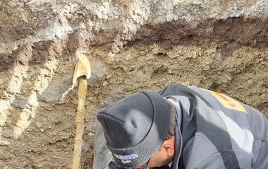 Ein e-netz-Mitarbeiter ist mit dem Wiederaufbau des Gasnetzes in Walporzheim beschäftigt.