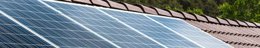 Nahaufnahme einer Solaranlage auf einem Dach