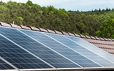Nahaufnahme einer Solaranlage auf einem Dach