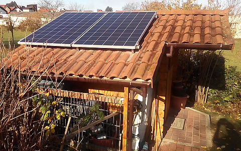 Steckerfertige PV-Anlage auf einem Dach einer Gartenlaube