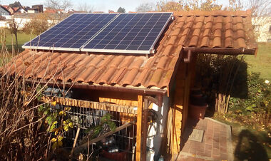 Steckerfertige PV-Anlage auf einem Dach einer Gartenlaube