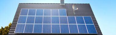 Solaranlage auf einem Dach eines Neubaus