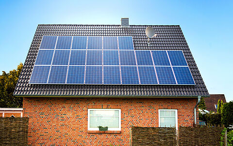Solaranlage auf einem Dach eines Neubaus