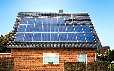 Solaranlage auf einem Dach eines Neubaus