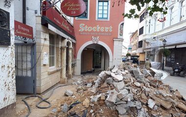 Trümmerhaufen vor historischen Gebäuden in Walporzheim nach der Flutkatastrophe.
