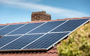 Ältere Solaranlage auf einem Dach