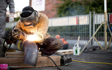 e-netz-Monteur schweißt Gasleitung auf einer Baustelle