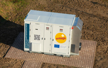 Energiespeicher „Entega Quartierspeicher Komplett“ mit EU-Förderlogo, steht auf einem gepflasterten Platz.