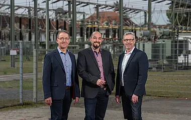 Regionalstellenleiter Marco Mitsch, Jorge Nunez und Klaus Herrmann vor einem Notstromaggregat