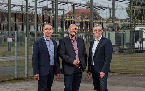 Regionalstellenleiter Marco Mitsch, Jorge Nunez und Klaus Herrmann vor einem Notstromaggregat