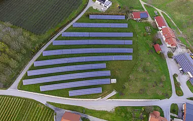 Solarpark auf einem Feld, aufgenommen aus der Vogelperspektive.