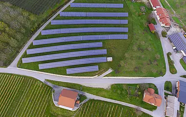 Solarpark auf einem Feld, aufgenommen aus der Vogelperspektive.