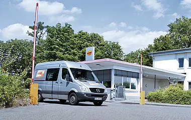 Montagefahrzeug der e-netz Südhessen passiert die Einfahrt des Firmengeländes am Dornheimer Weg in Darmstadt