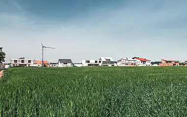 Blick auf ein Baugebiet mit Kran