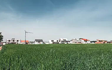 Blick auf ein Baugebiet mit Kran