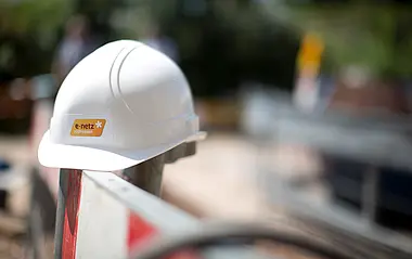 Baustellenhelm mit e-netz Südhessen-Logo