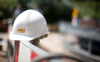 Baustellenhelm mit e-netz Südhessen-Logo