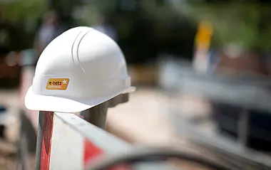 Baustellenhelm mit e-netz Südhessen-Logo