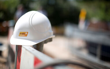 Baustellenhelm mit e-netz Südhessen-Logo