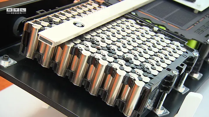 Das Bild zeigt eine Detailansicht einer E-Autobatterie .