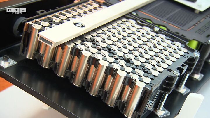 Das Bild zeigt eine Detailansicht einer E-Autobatterie .