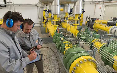 e-netz-Monteure überprüfen eine Gasregelstation