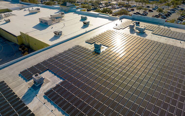 Solarmodule auf einem Flachdach, die Energie erzeugen.