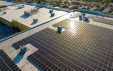 Solarmodule auf einem Flachdach, die Energie erzeugen.