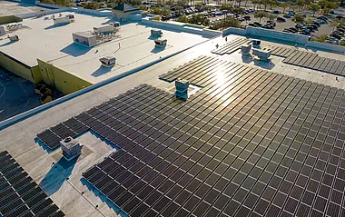 Solarmodule auf einem Flachdach, die Energie erzeugen.