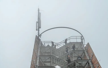 Funkantenne auf dem neuen Trommturm in Rimbach bei trübem Wetter.