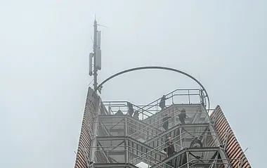 Funkantenne auf dem neuen Trommturm in Rimbach bei trübem Wetter.