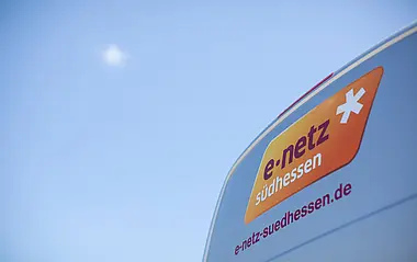 Detailaufnahmen von einem Montagefahrzeug mit e-netz-Logo