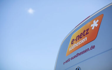 Detailaufnahmen von einem Montagefahrzeug mit e-netz-Logo