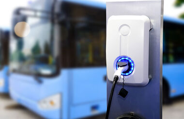 Nahaufnahme einer Ladestation auf einem gewerblichen Busparkplatz