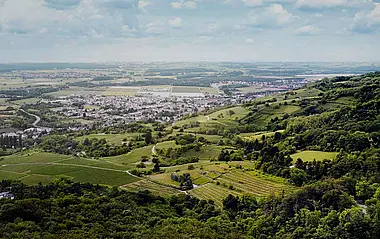 Geschäftlicher Händedruck zweier Geschäftsleute im Büro