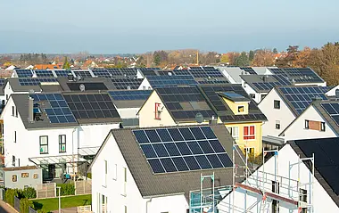 Wohngebiet mit zahlreichen Häusern, die mit Solarmodulen ausgestattet sind.