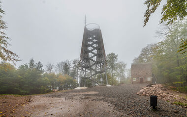 Funkantenne auf dem neuen Trommturm in Rimbach, umgeben von Wald und Nebel.