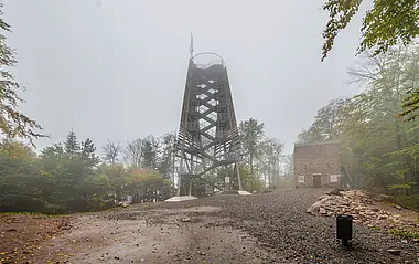 Funkantenne auf dem neuen Trommturm in Rimbach, umgeben von Wald und Nebel.