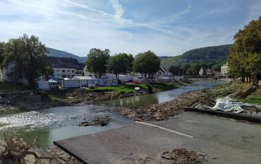 Überschwemmungsschäden mit Trümmern und beschädigter Infrastruktur in Walporzheim nach der Flutkatastrophe.